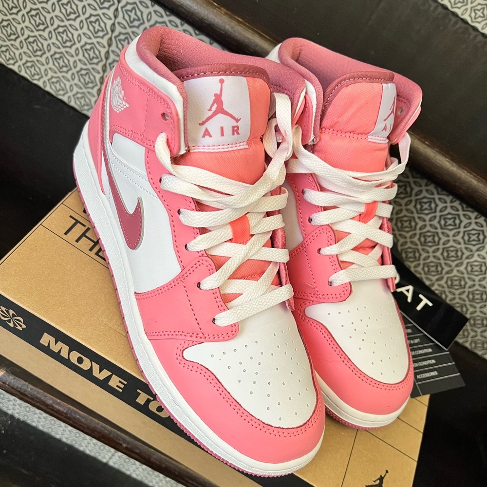 Air Jordan 1 Mid GS ‘Valentines Day 2023”